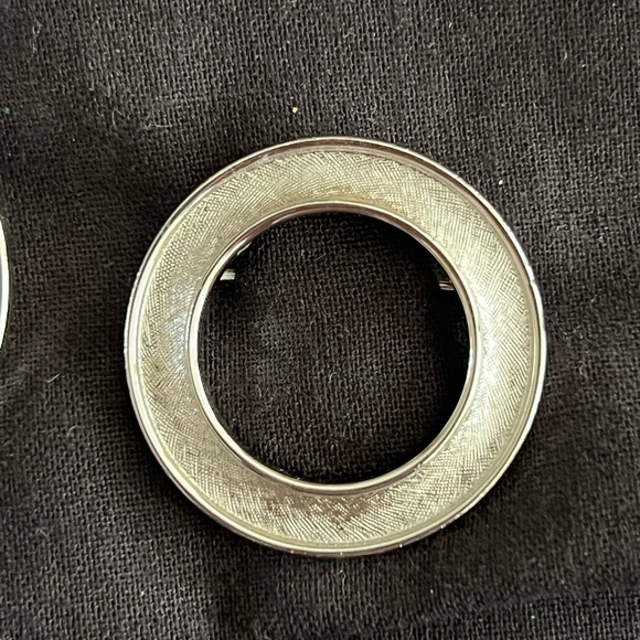 Two Crown Trifari Brooches - Picture 4 of 13